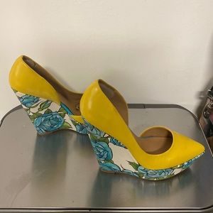 Unique Taylor says platform heels with floral design contrasted with yellow.